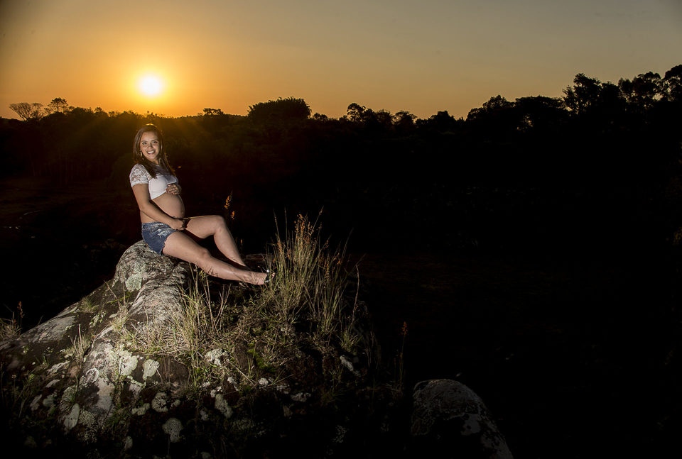 Fotos de gestante ao ar livre e um lindo por do sol.