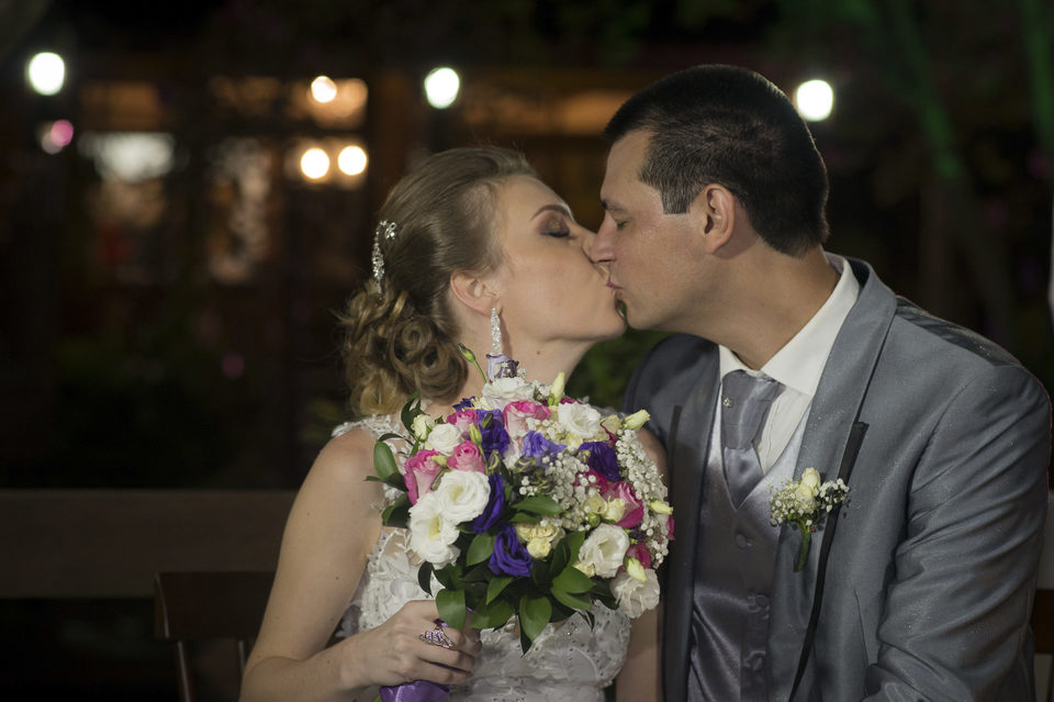 Noivos felizes em uma recepção inesquecível!