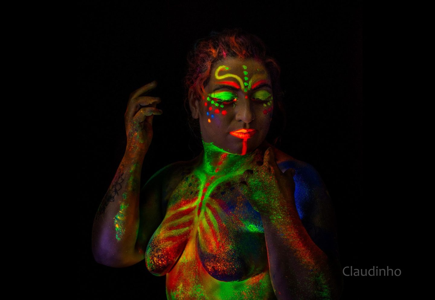 Ensaio Neon - O Corpo Como Suporte Para a Arte