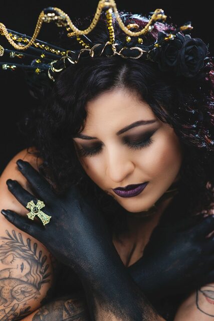 Darkness Queen -  The beauty that emerges from the shadows